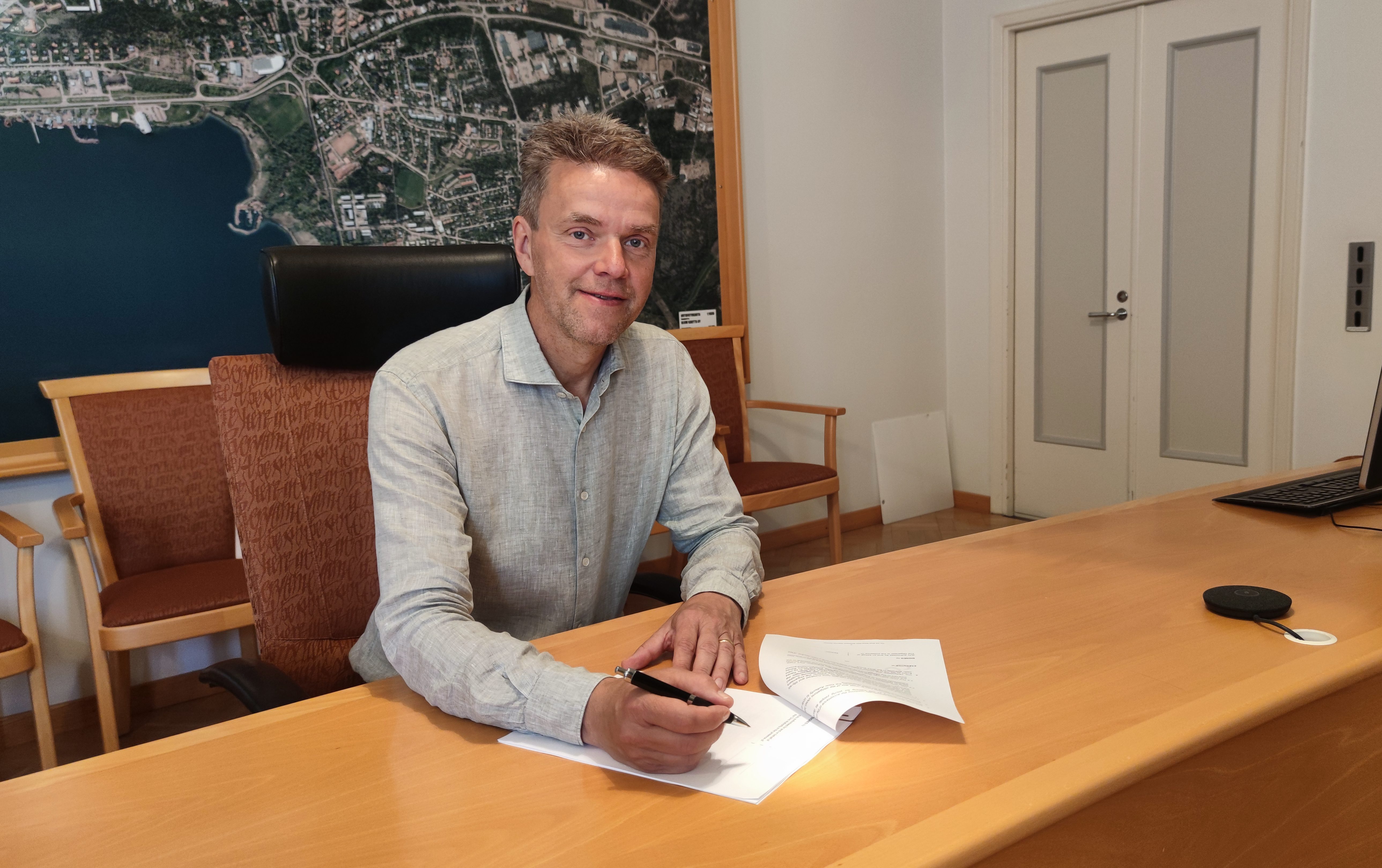 Arne signing the contract