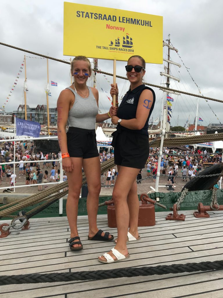 Två unga kvinnor i hamnen