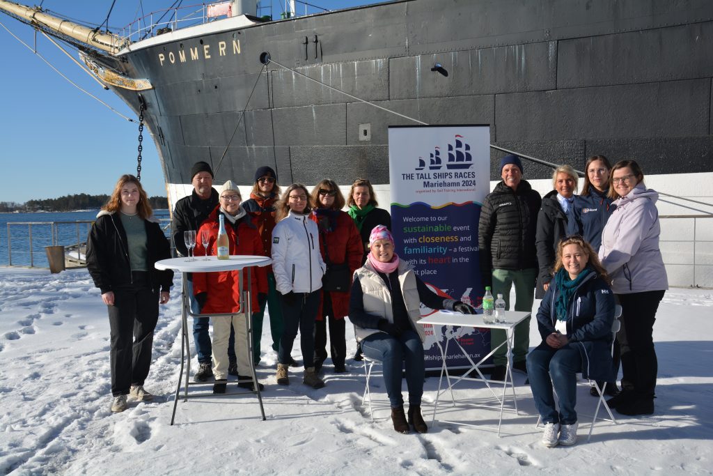 projektdeltagare framför Pommern en solig vinterdag