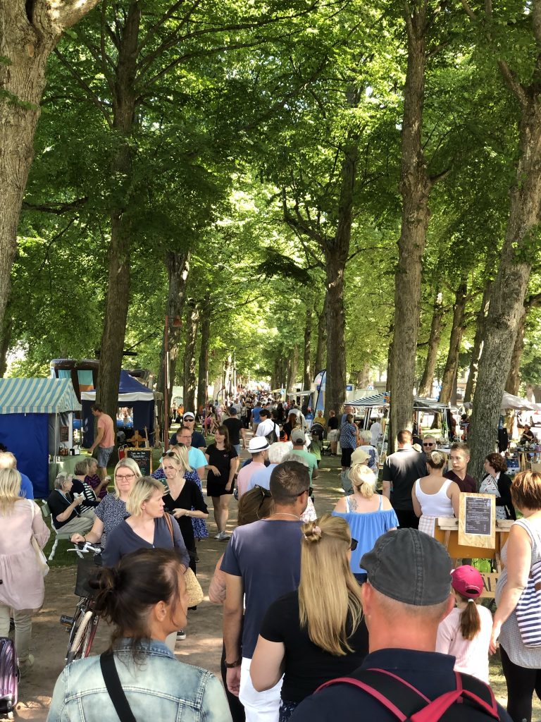 IMG_0411 folkmyller i Esplanaden bland försäljare under lindarnas gröna tak